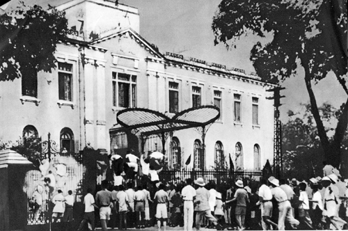 Ngày 19/8/1945, Tổng khởi nghĩa ở Hà Nội, các lực lượng quần chúng cách mạng đánh chiếm Bắc Bộ Phủ (Ảnh tư liệu).